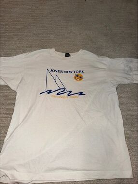 Jones New York white graphic T-shirt